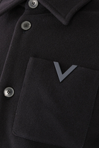 جاكيت بنمط قميص بتفاصيل على شكل حرف V